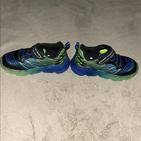 Athletic Works Light-Ups 💡 Kids Sneakers - Black, Blue, and Green Stripes - Picture 3 of 6